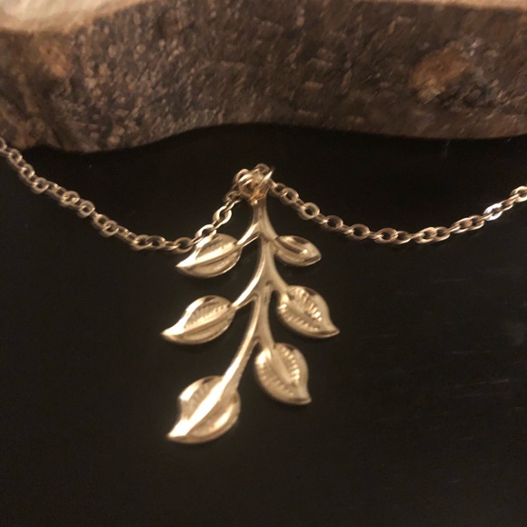 Handmade Brand New Gold Color Leaf Necklace - Picture 3 of 4